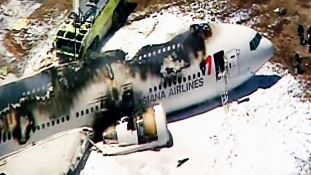 Un Boeing 777 s-a prabusit la aterizare si a luat foc in San Francisco. 2 persoane au murit. VIDEO - Imaginea 4