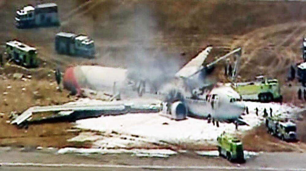 Un Boeing 777 s-a prabusit la aterizare si a luat foc in San Francisco. 2 persoane au murit. VIDEO - Imaginea 5