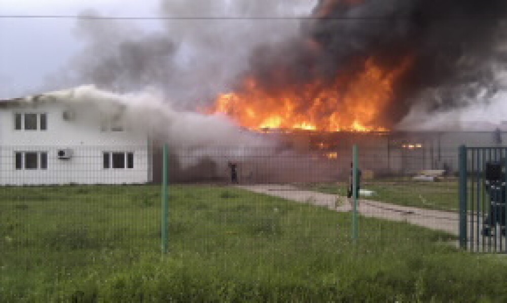Incendiu puternic la o fabrica de ciocolata din Beius. Flacarile au cuprins intreaga hala. FOTO - Imaginea 1