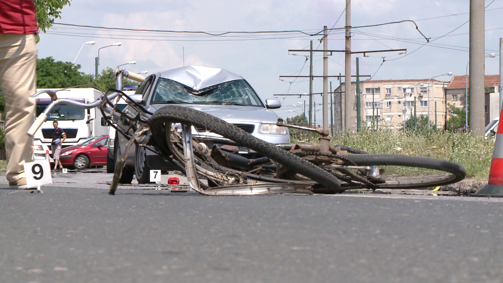 Biciclistul izbit in plin de o masina in zona Dambovita din Timisoara, a murit la spital. VIDEO - Imaginea 1