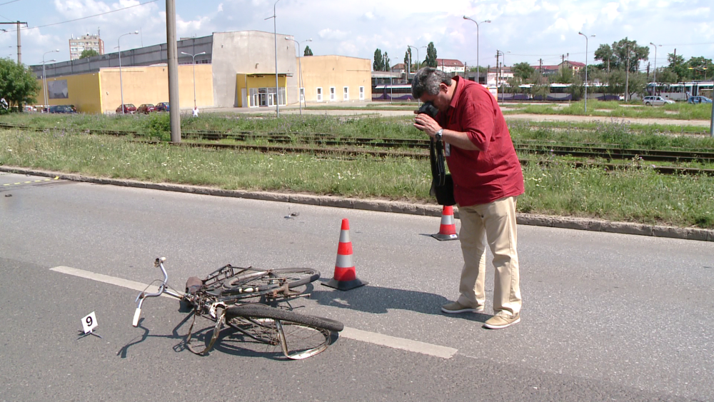 Biciclistul izbit in plin de o masina in zona Dambovita din Timisoara, a murit la spital. VIDEO - Imaginea 2