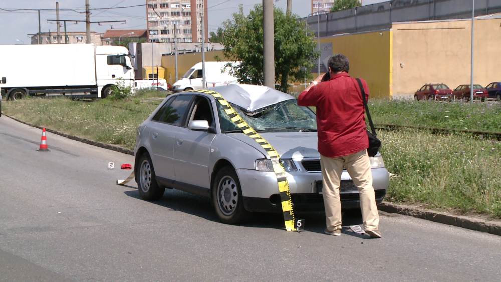Biciclistul izbit in plin de o masina in zona Dambovita din Timisoara, a murit la spital. VIDEO - Imaginea 3