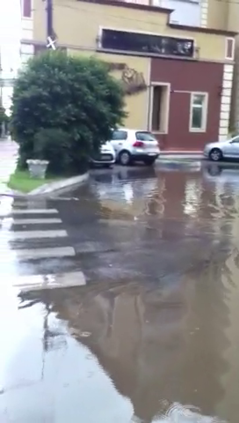 S-a rupt cerul aseara, la Oradea. Mai multe strazi au fost inundate dupa o ploaie torentiala - Imaginea 3