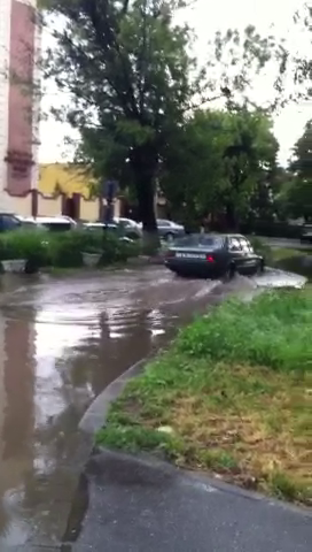 S-a rupt cerul aseara, la Oradea. Mai multe strazi au fost inundate dupa o ploaie torentiala - Imaginea 4