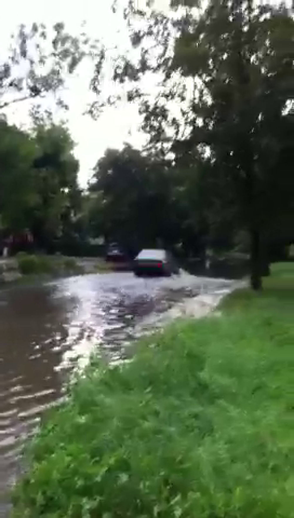 S-a rupt cerul aseara, la Oradea. Mai multe strazi au fost inundate dupa o ploaie torentiala - Imaginea 5