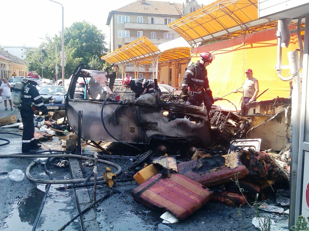 Incendiu si pericol de explozie in Piata Catedralei din Arad. O rulota a fost mistuita - Imaginea 5