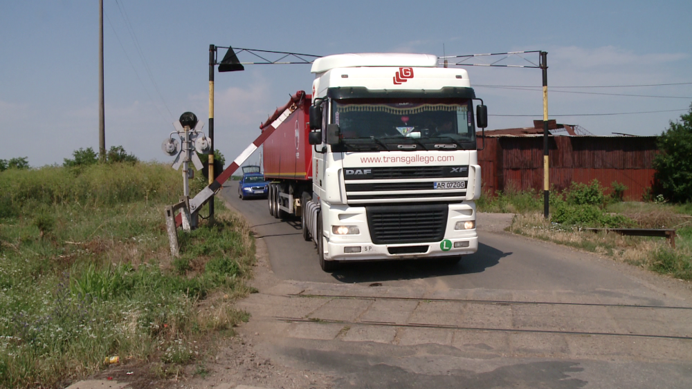 Un sofer a ignorat semnalele de la o trecere de cale ferata si s-a blocat cu TIR-ul sub bariera.FOTO - Imaginea 3