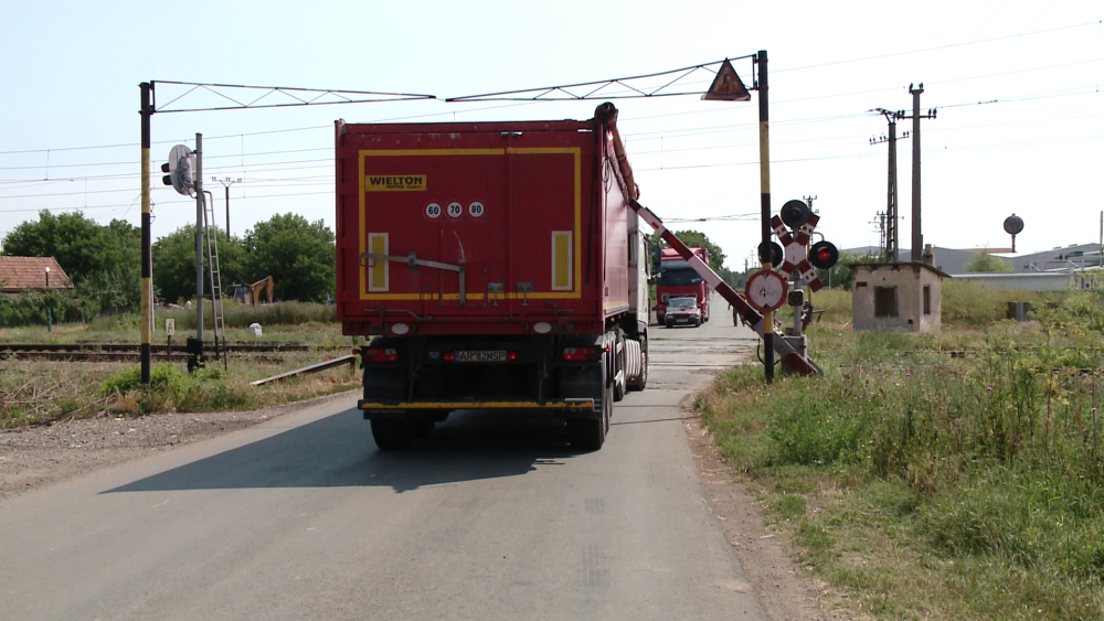 Un sofer a ignorat semnalele de la o trecere de cale ferata si s-a blocat cu TIR-ul sub bariera.FOTO - Imaginea 5