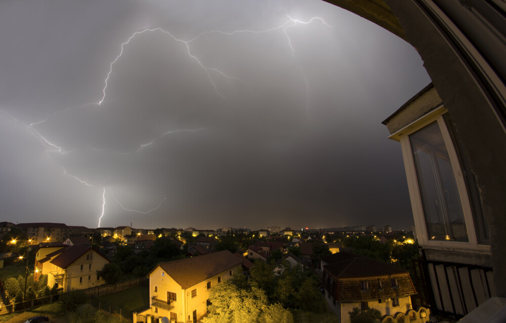 Timisoara sub cod galben: IMAGINI SPECTACULOASE cu fulgerele care s-au dezlantuit asupra orasului - Imaginea 1