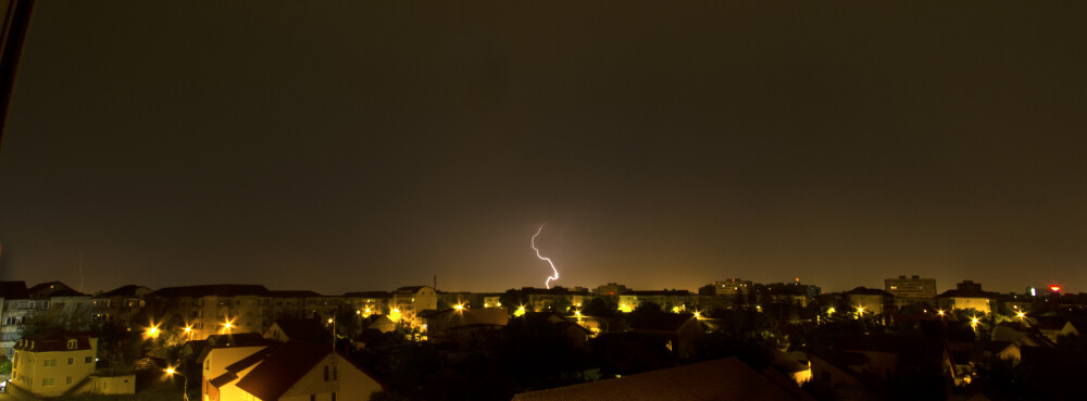 Timisoara sub cod galben: IMAGINI SPECTACULOASE cu fulgerele care s-au dezlantuit asupra orasului - Imaginea 2