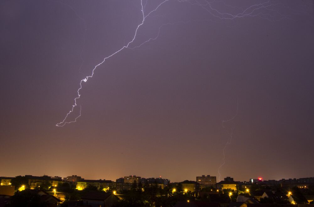 Timisoara sub cod galben: IMAGINI SPECTACULOASE cu fulgerele care s-au dezlantuit asupra orasului - Imaginea 3