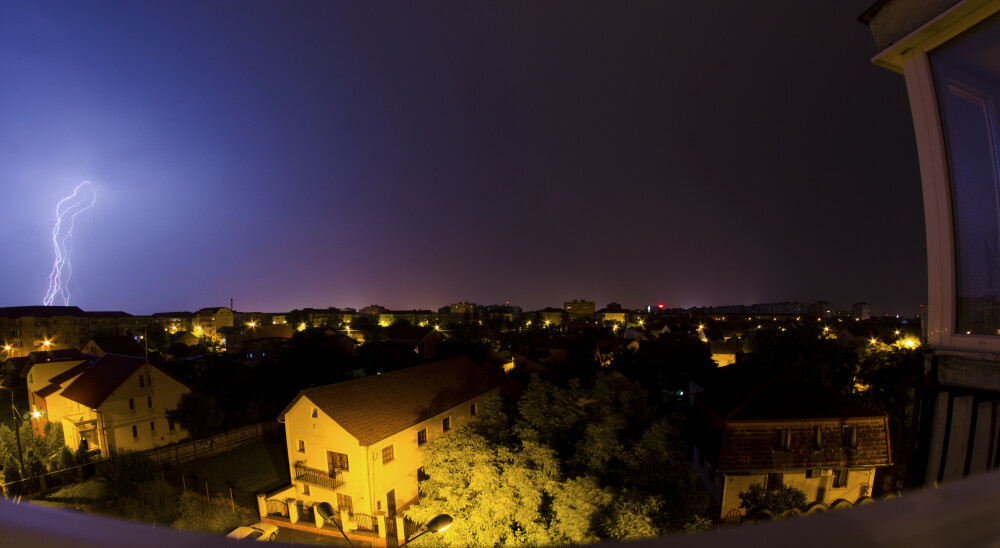 Timisoara sub cod galben: IMAGINI SPECTACULOASE cu fulgerele care s-au dezlantuit asupra orasului - Imaginea 4