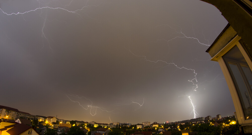 Timisoara sub cod galben: IMAGINI SPECTACULOASE cu fulgerele care s-au dezlantuit asupra orasului - Imaginea 5