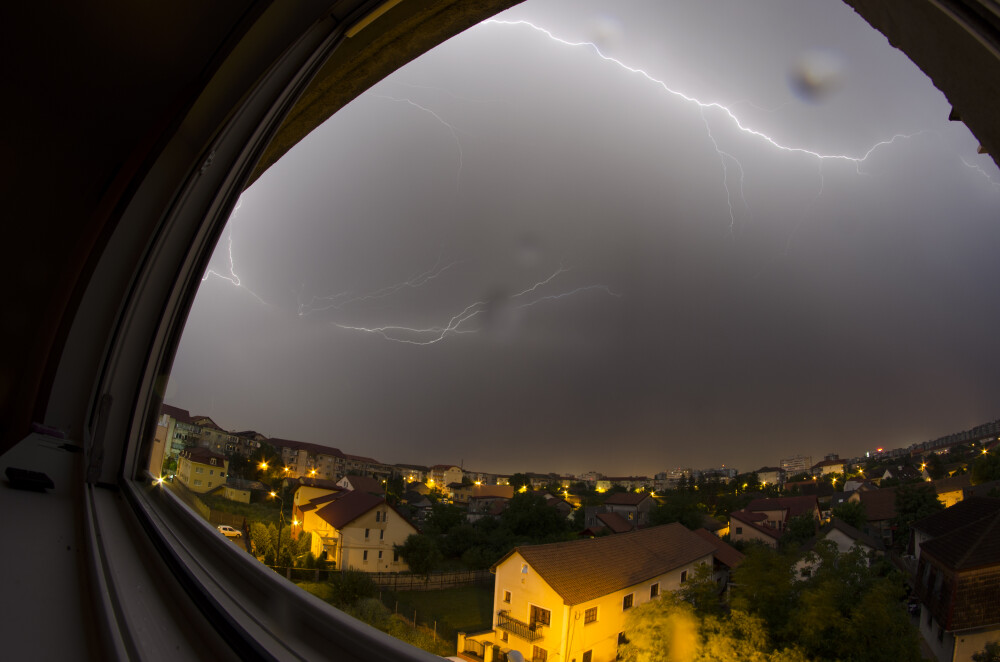 Timisoara sub cod galben: IMAGINI SPECTACULOASE cu fulgerele care s-au dezlantuit asupra orasului - Imaginea 6