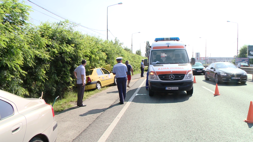 Accident pe Calea Lugojului. Un taximetrist si o pasagera au ajuns la spital. FOTO - Imaginea 1
