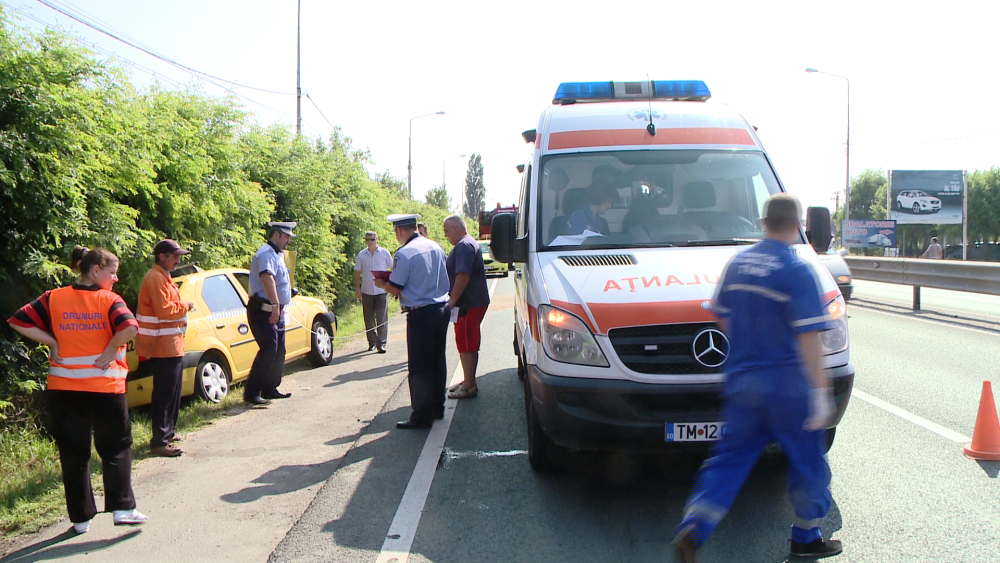 Accident pe Calea Lugojului. Un taximetrist si o pasagera au ajuns la spital. FOTO - Imaginea 6