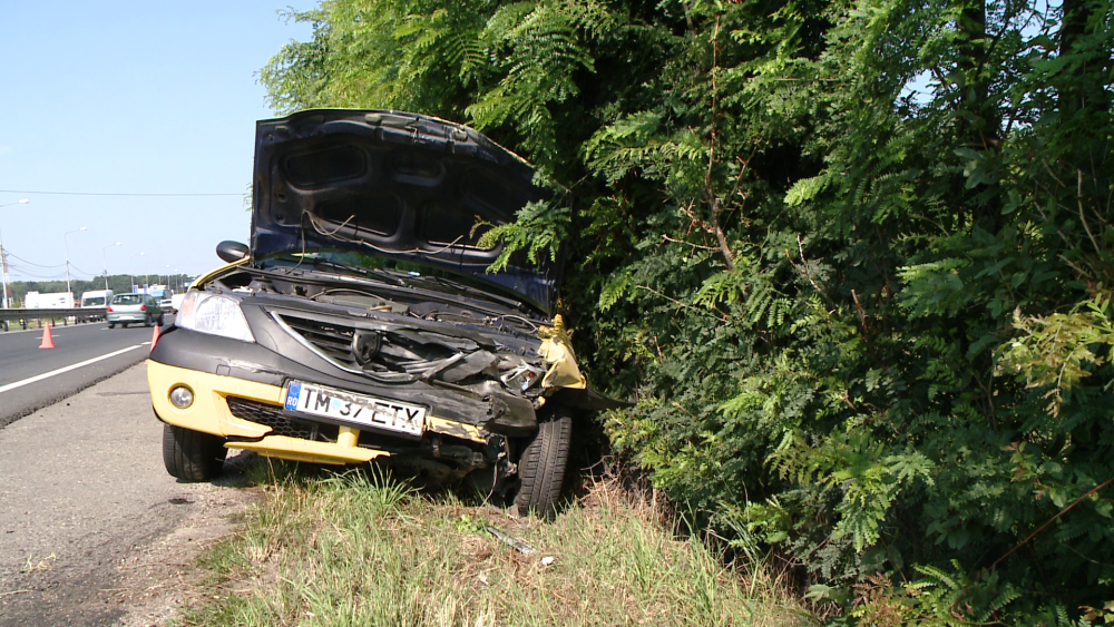 Accident pe Calea Lugojului. Un taximetrist si o pasagera au ajuns la spital. FOTO - Imaginea 7