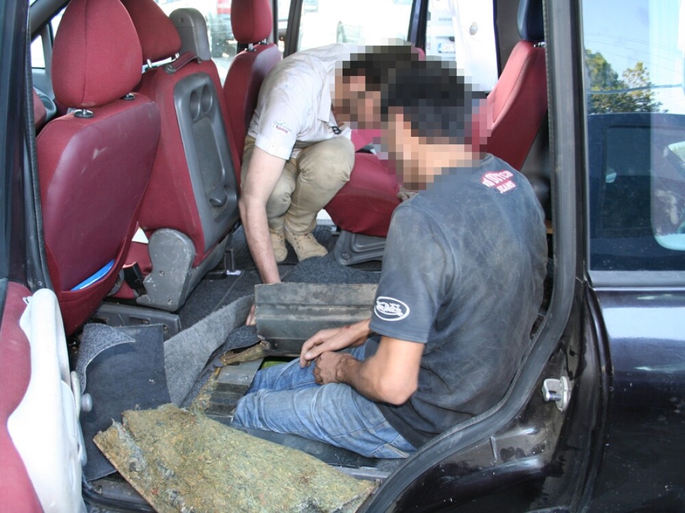 Doi sirieni au fost gasiti ascunsi sub o masina, in vama Nadlac. Cum i-a dat de gol soferul - Imaginea 3