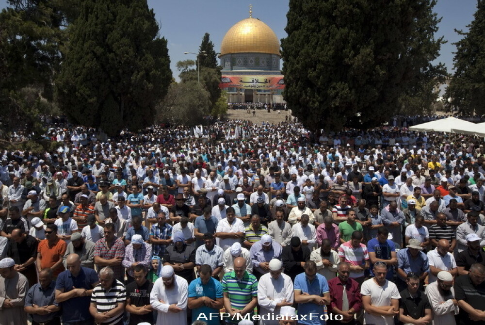 Peste 80.000 de musulmani s-au rugat pe Esplanada Moscheilor, la inceputul postului Ramadan - Imaginea 1