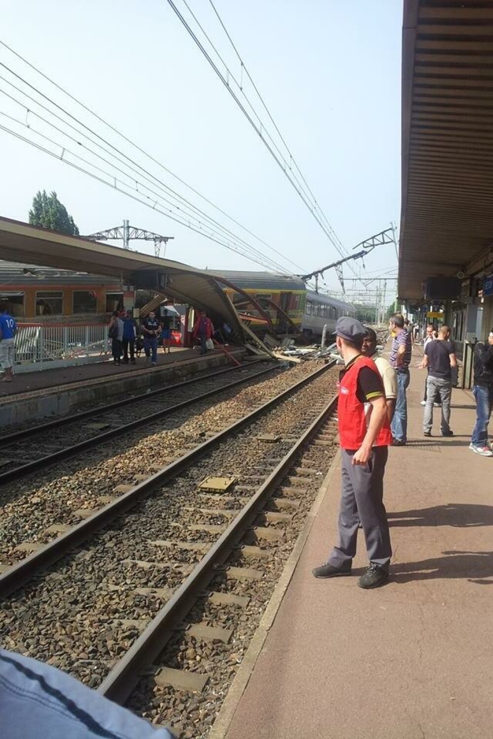 Accidentul de tren din Franta, provocat de o defectiune de macaz. 6 morti si 30 de raniti - Imaginea 1