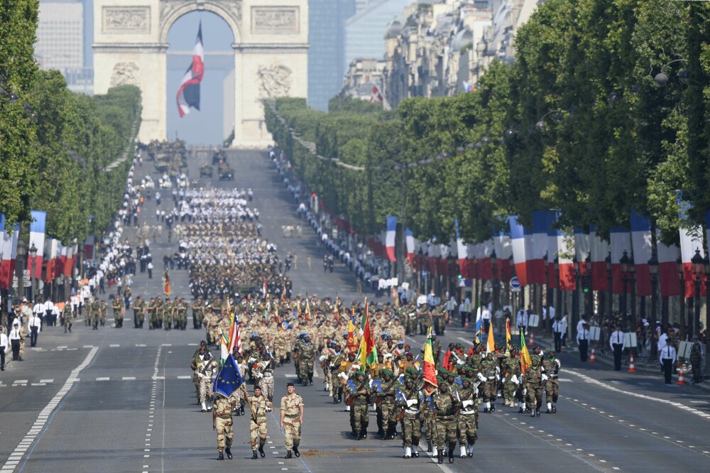 Ziua Nationala a Frantei. Parada militara impresionanta si focuri de artificii in centrul Parisului - Imaginea 5