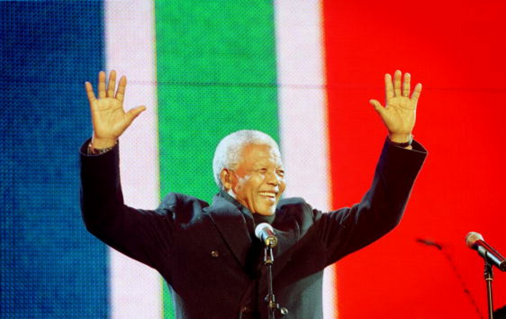 MANDELA DAY: Eroul anti-apartheid implineste azi 95 de ani. Viata sa in imagini - Imaginea 11