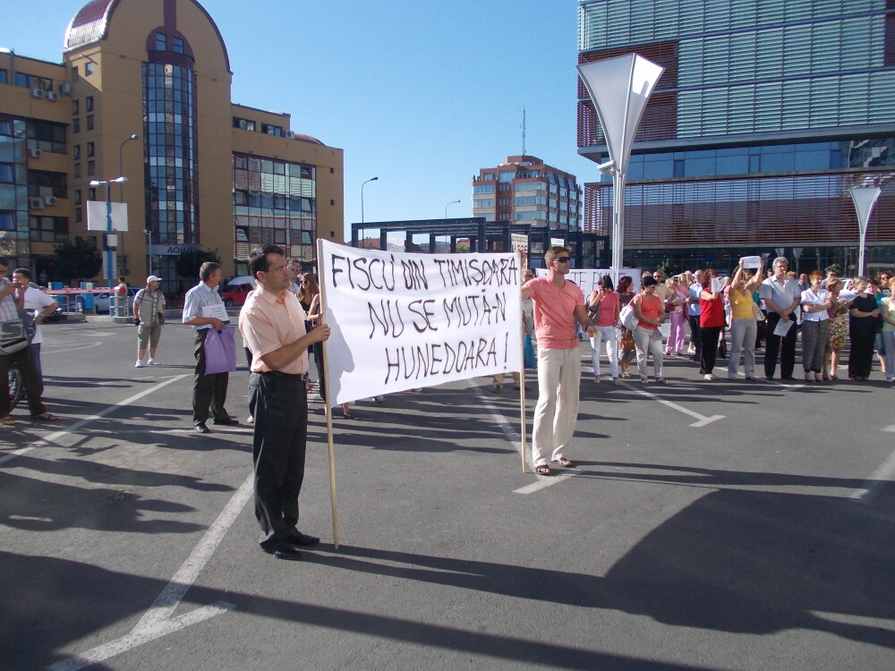 Protest fata de mutarea sediului Finantelor Publice Timis, la Deva. S-a inchis programul cu publicul - Imaginea 1