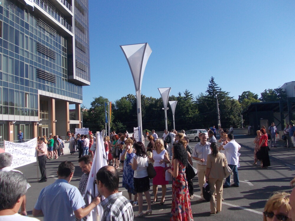 Protest fata de mutarea sediului Finantelor Publice Timis, la Deva. S-a inchis programul cu publicul - Imaginea 7