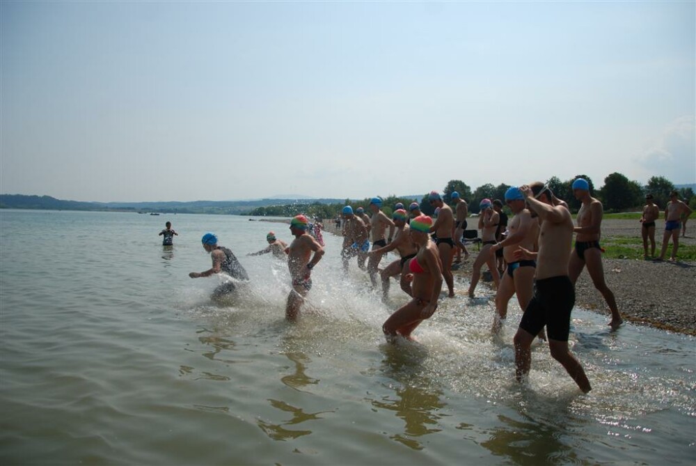GALERIE FOTO. Amatori sau cu experienta, inotatorii din intreaga tara au traversat lacul Surduc - Imaginea 4