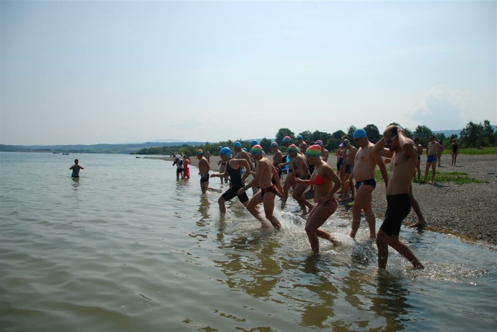 GALERIE FOTO. Amatori sau cu experienta, inotatorii din intreaga tara au traversat lacul Surduc - Imaginea 6