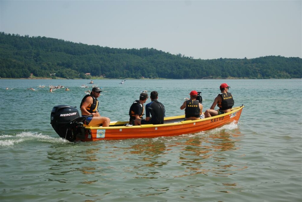 GALERIE FOTO. Amatori sau cu experienta, inotatorii din intreaga tara au traversat lacul Surduc - Imaginea 9