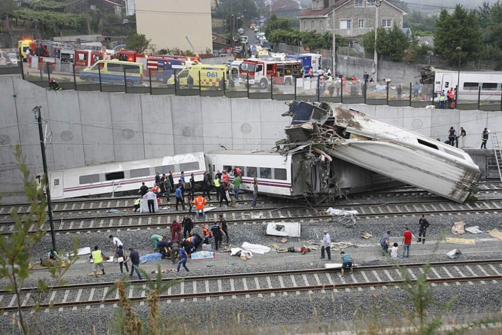 Tragedia din Spania, in imagini. Galerie FOTO de la locul unde un tren de mare viteza a deraiat - Imaginea 2