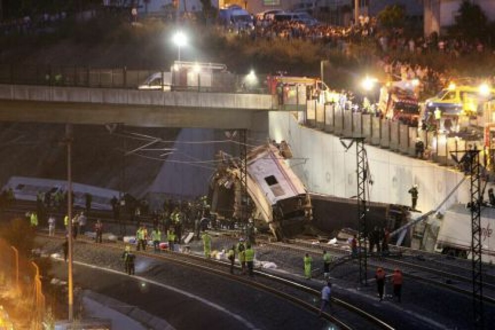 Tragedia din Spania, in imagini. Galerie FOTO de la locul unde un tren de mare viteza a deraiat - Imaginea 3