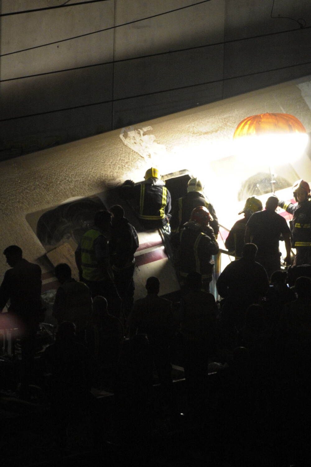 Tragedia din Spania, in imagini. Galerie FOTO de la locul unde un tren de mare viteza a deraiat - Imaginea 4