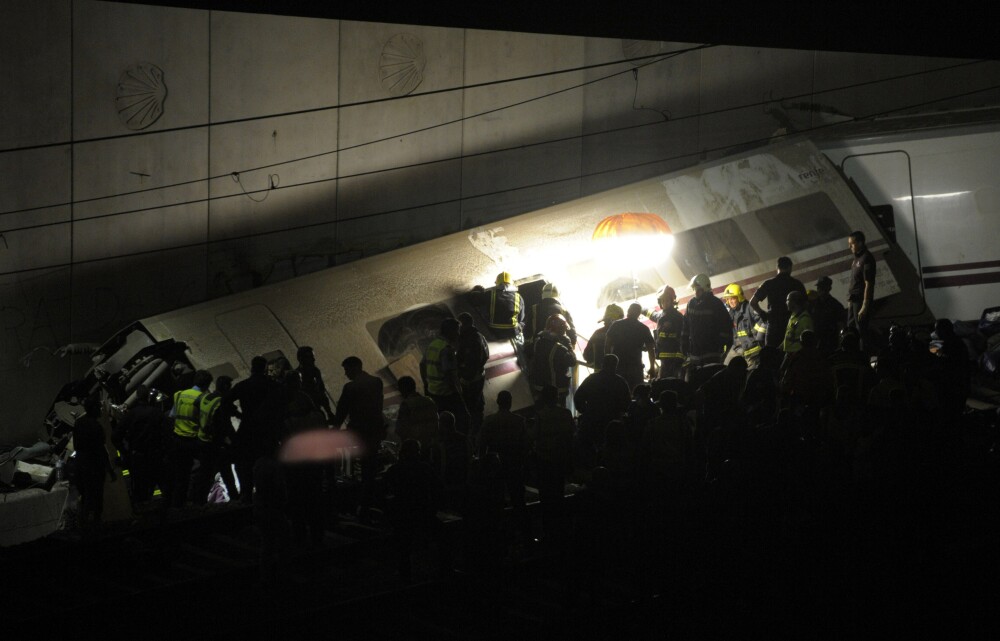 Tragedia din Spania, in imagini. Galerie FOTO de la locul unde un tren de mare viteza a deraiat - Imaginea 5