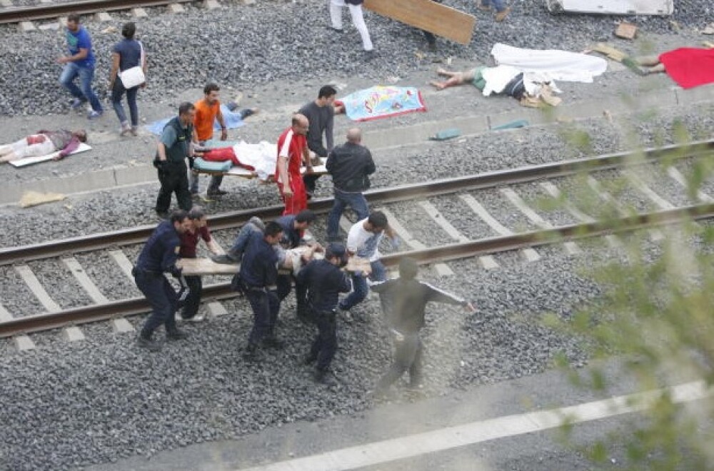 Tragedia din Spania, in imagini. Galerie FOTO de la locul unde un tren de mare viteza a deraiat - Imaginea 6