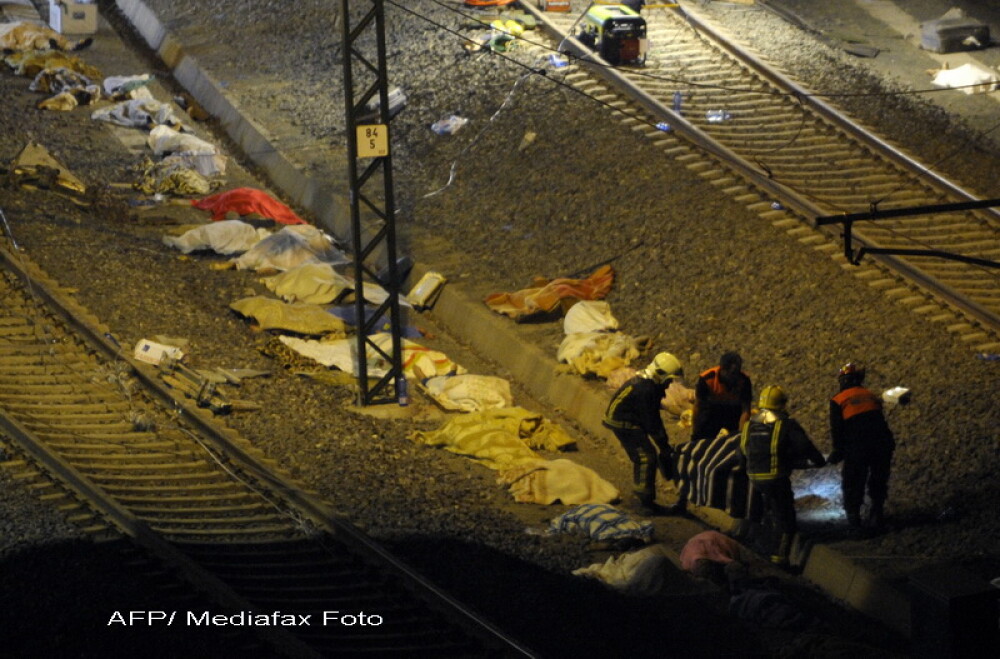 Tragedia din Spania, in imagini. Galerie FOTO de la locul unde un tren de mare viteza a deraiat - Imaginea 8