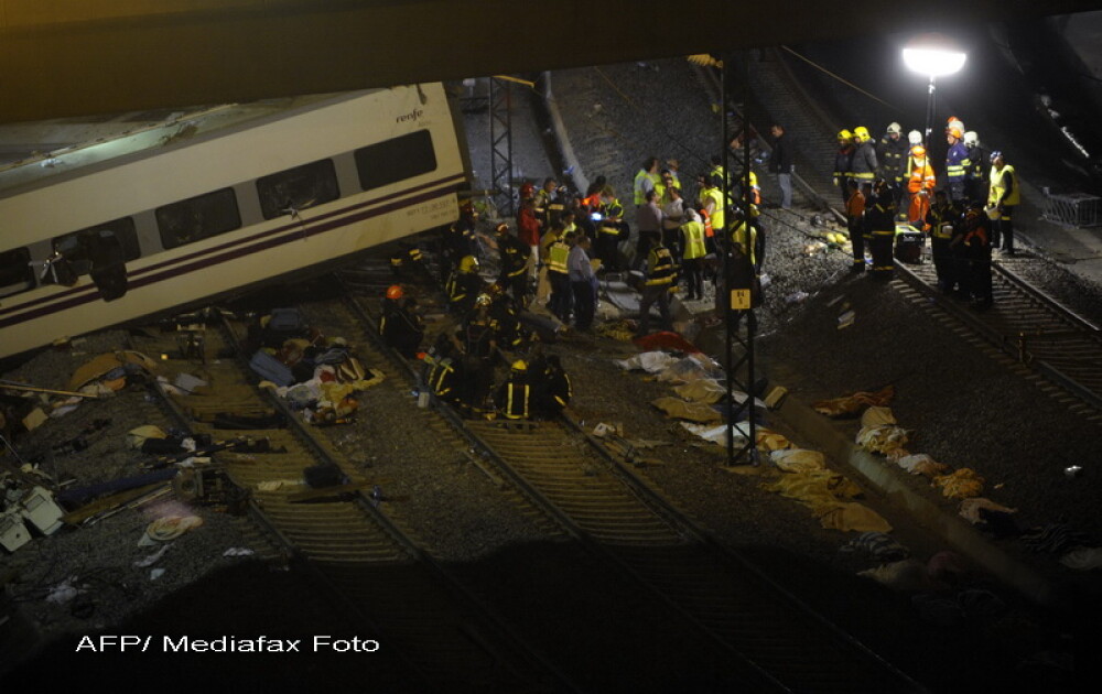 Tragedia din Spania, in imagini. Galerie FOTO de la locul unde un tren de mare viteza a deraiat - Imaginea 9