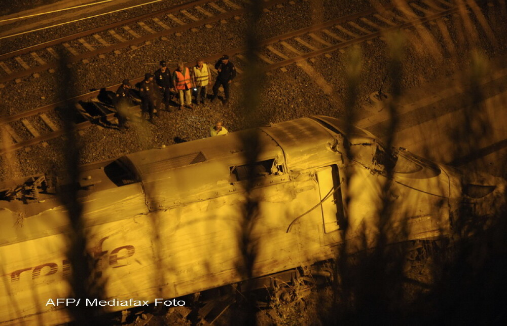 Tragedia din Spania, in imagini. Galerie FOTO de la locul unde un tren de mare viteza a deraiat - Imaginea 11
