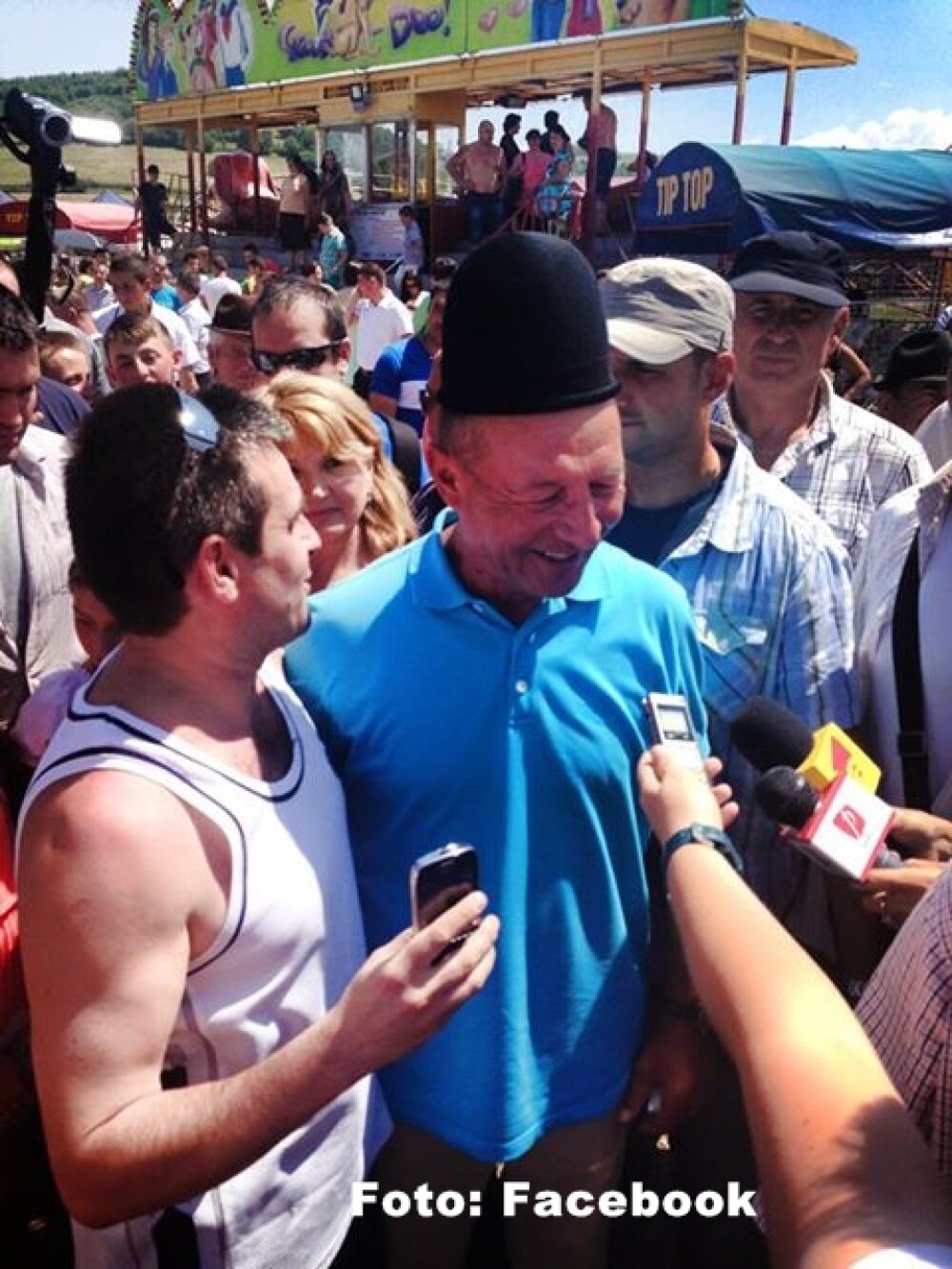 Cu clopul pe cap, Traian Basescu a facut baie de multime la o sarbatoare a ciobanilor din Sibiu - Imaginea 1