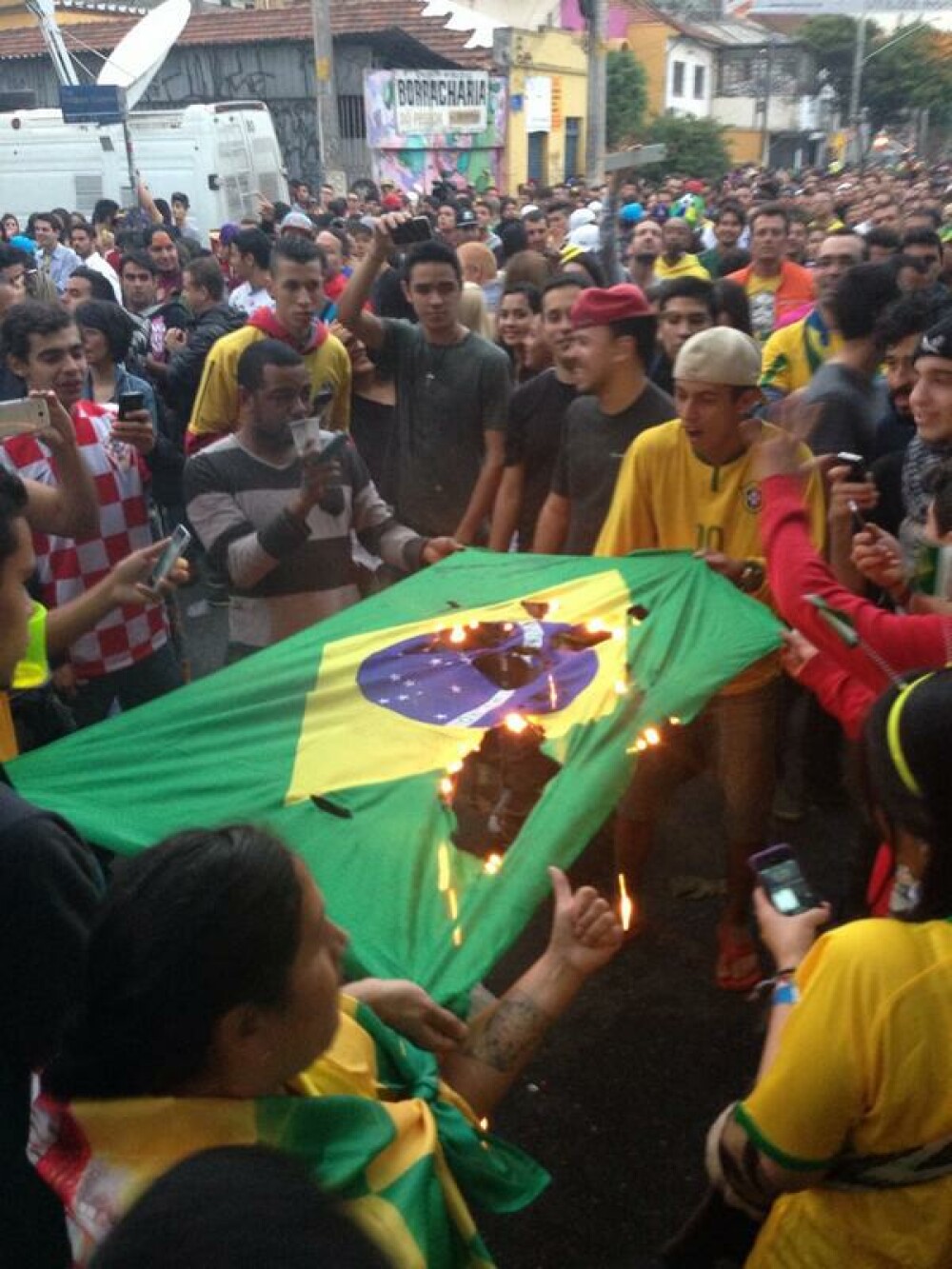 Steaguri arse si lupte de strada. Violente in Brazilia, dupa cosmarul din semifinalele Campionatului Mondial. GALERIE FOTO - Imaginea 9