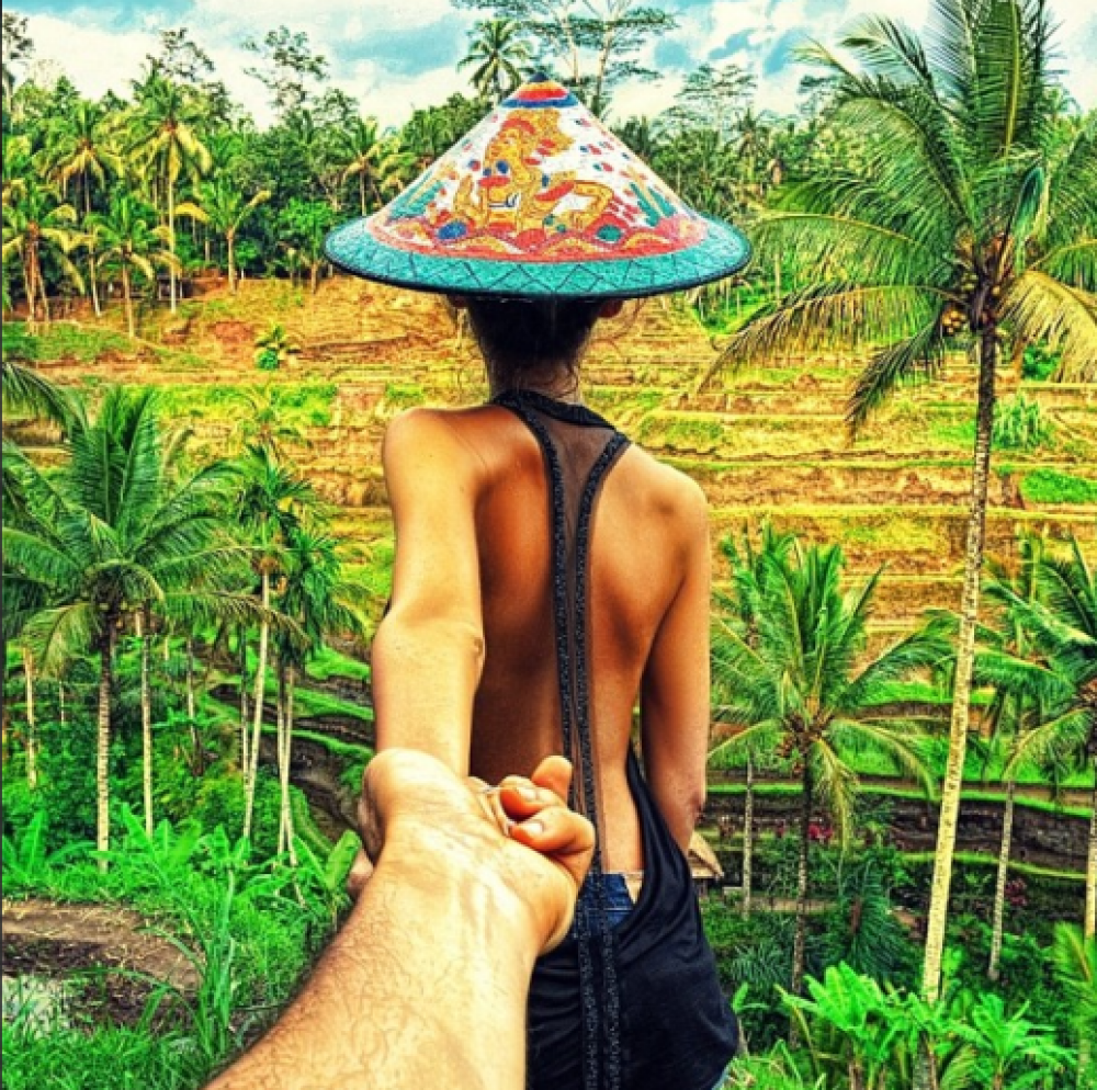 Artistul care si-a fotografiat iubita tinandu-l de mana in cele mai frumoase locuri din lume a cerut-o pe tanara in casatorie - Imaginea 4