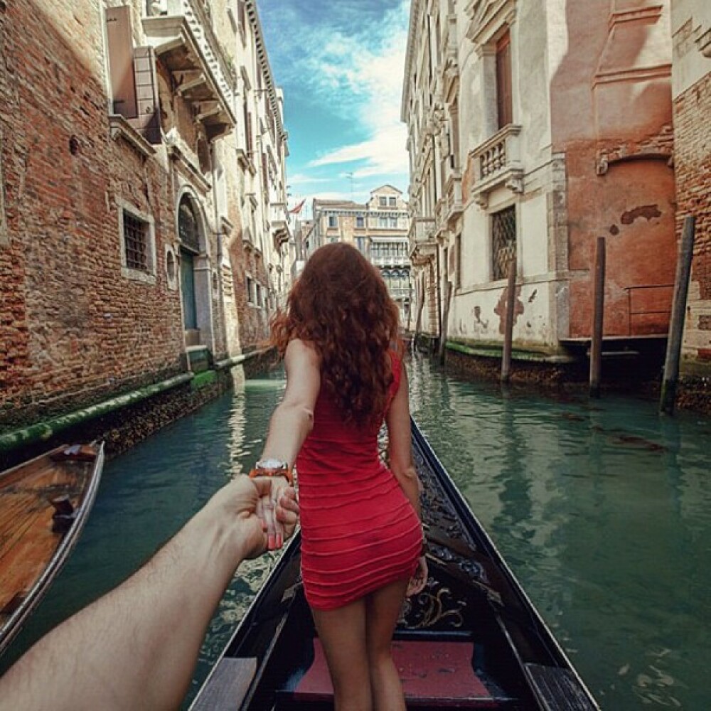 Artistul care si-a fotografiat iubita tinandu-l de mana in cele mai frumoase locuri din lume a cerut-o pe tanara in casatorie - Imaginea 3