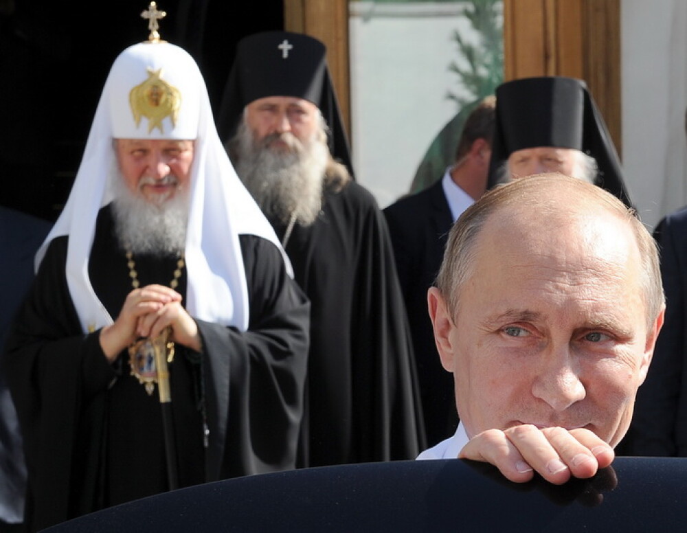 La cateva zile dupa tragedia din Ucraina, Putin s-a inchinat la biserica. Lideri mondiali: Nu se poate spala pe maini de vina - Imaginea 1