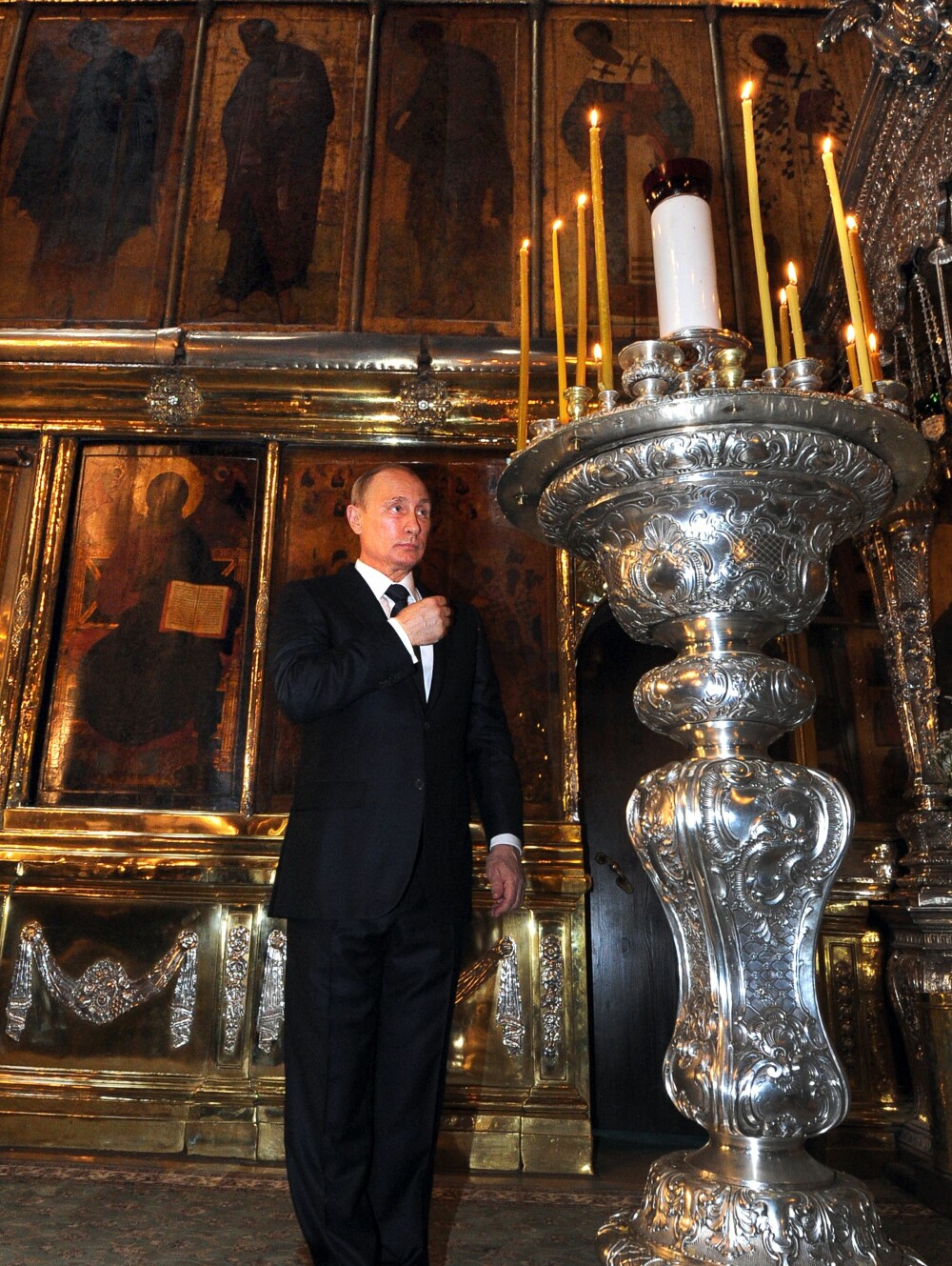 La cateva zile dupa tragedia din Ucraina, Putin s-a inchinat la biserica. Lideri mondiali: Nu se poate spala pe maini de vina - Imaginea 3
