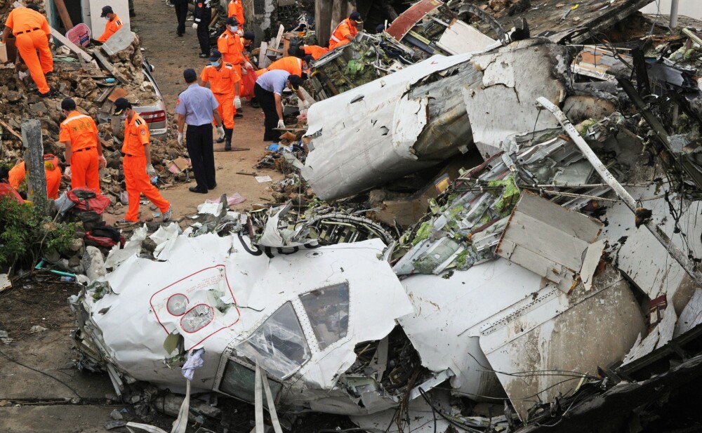 Tragedie in Taiwan. 48 de morti dupa ce un avion TransAsia s-a prabusit din cauza vremii nefavorabile - Imaginea 7