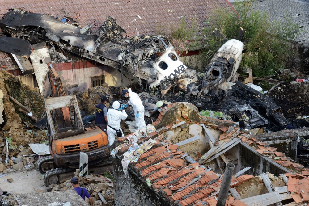 Tragedie in Taiwan. 48 de morti dupa ce un avion TransAsia s-a prabusit din cauza vremii nefavorabile - Imaginea 8