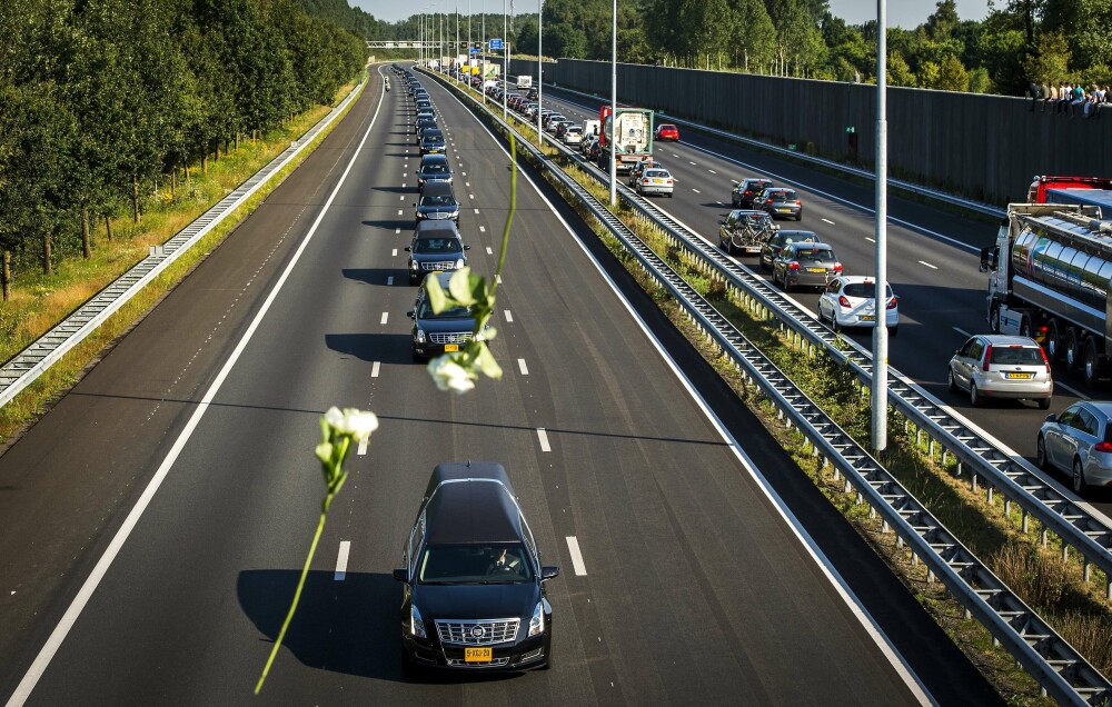 Florile care cad peste convoiul cu trupurile olandezilor morti in zborul MH17. Imagini tulburatoare din Amsterdam. FOTO - Imaginea 6
