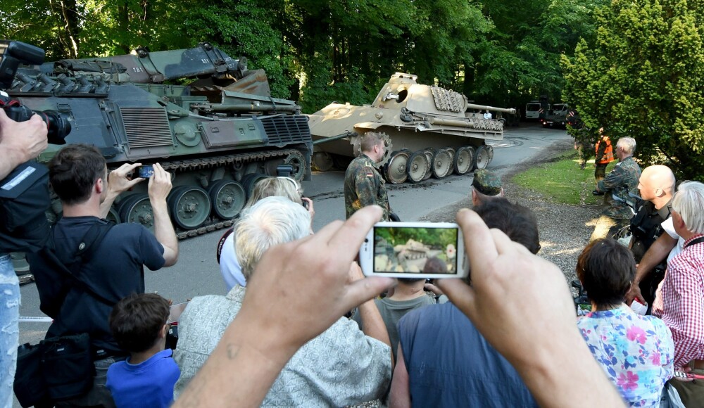 Politistii germani a gasit un tanc si un tun anti-aerian in pivnita unui pensionar. De ce vrea omul sa ii dea in judecata - Imaginea 1