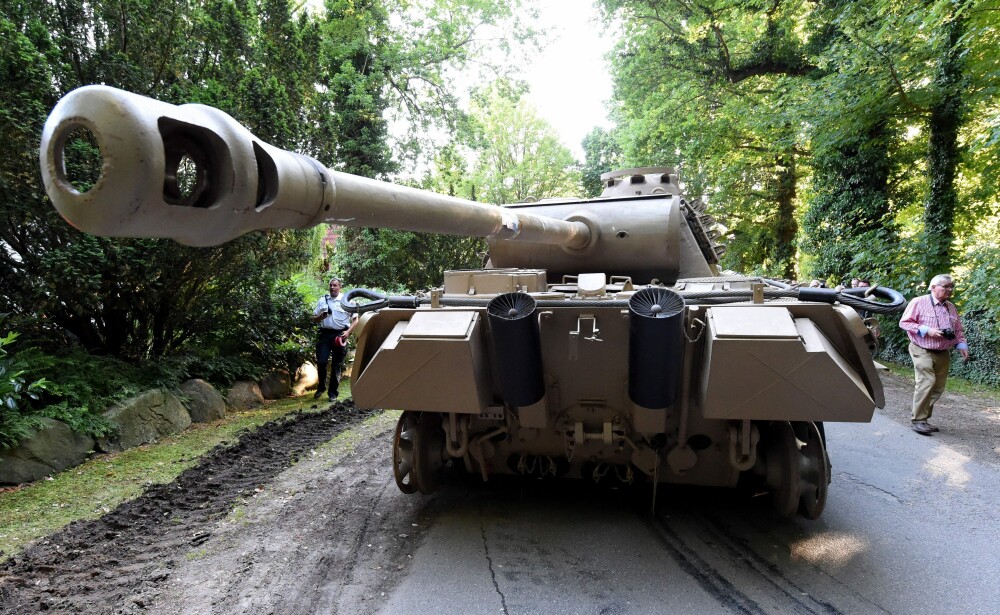 Politistii germani a gasit un tanc si un tun anti-aerian in pivnita unui pensionar. De ce vrea omul sa ii dea in judecata - Imaginea 3